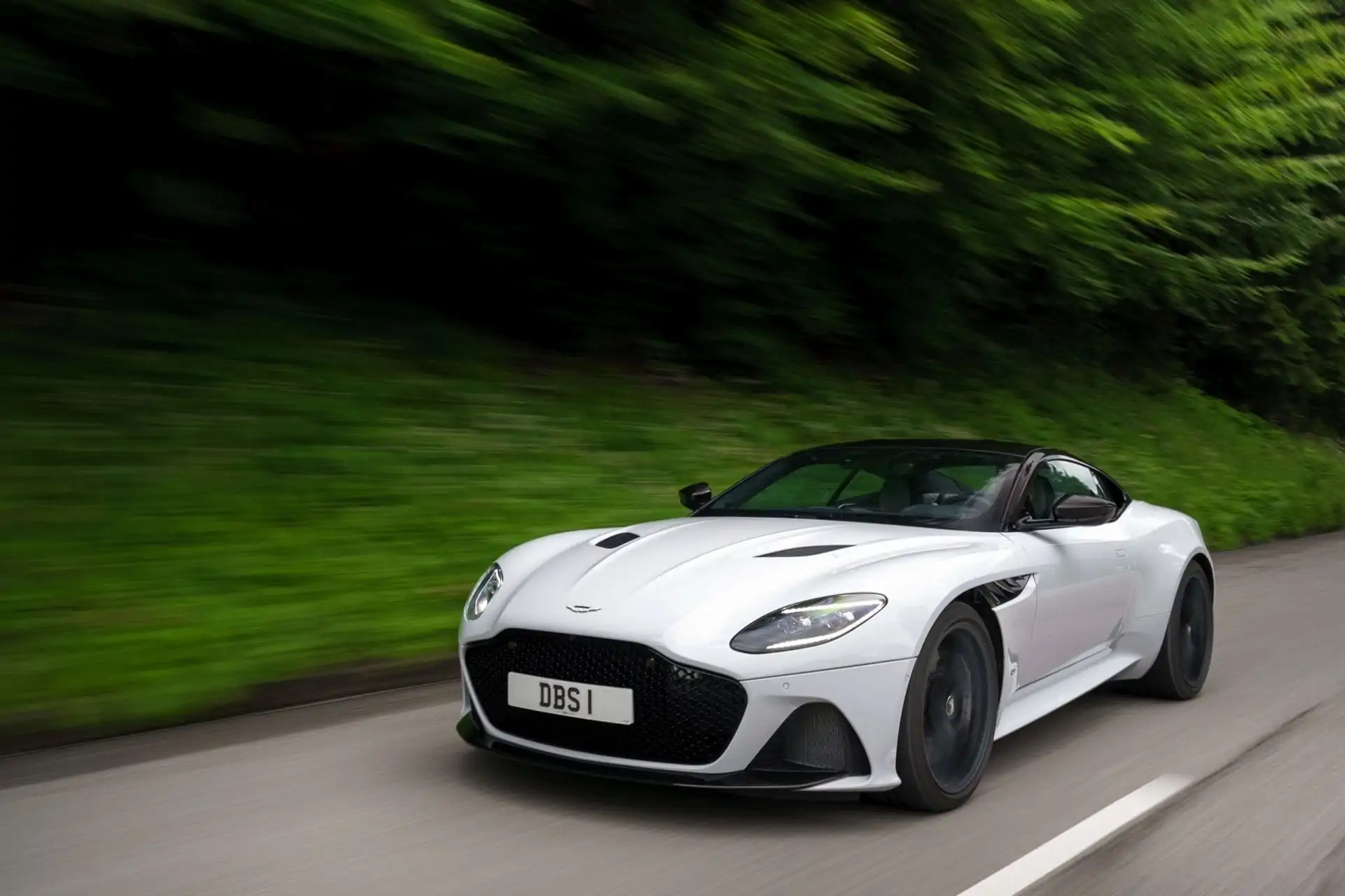 Aston_Martin_DBS_Superleggera_2018_4