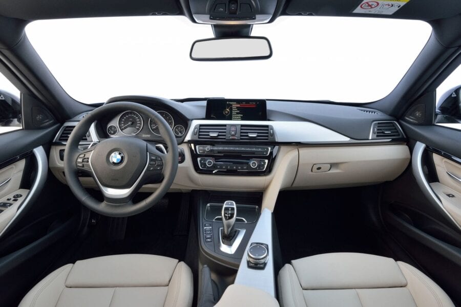 BMW_3_Series_Sedan_(F30)_2015_5