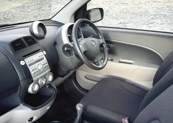 Daihatsu_Sirion_2004-2011_5