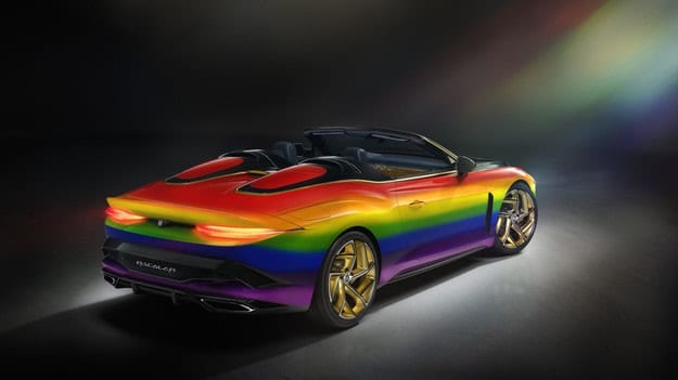 Bentley dekorerer Mulliner Bacalar med regnbuefarger