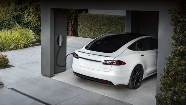 Dê otomobîlên elektirîkê yên Tesla ji navendê werin barkirin