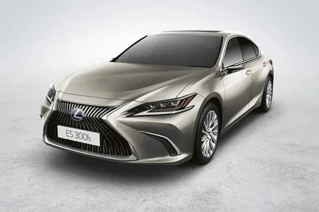 Lexus интегрирует цифровые зеркала в ES 300h