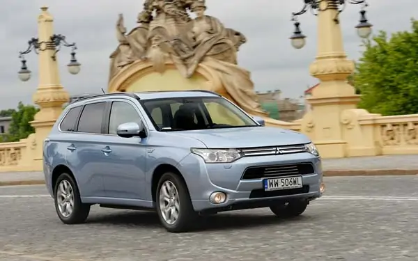 Mitsubishi Outlander PHEV 2015