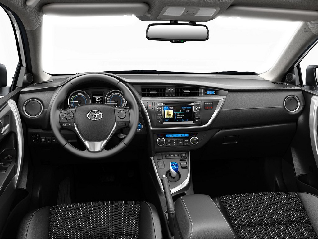 Toyota Auris Hybrid 2015 1