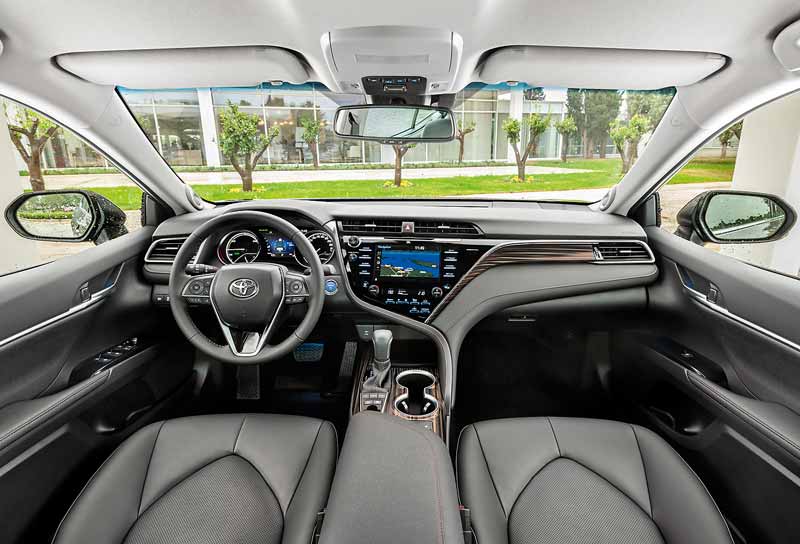 Toyota Camry Hybrid 2019 4