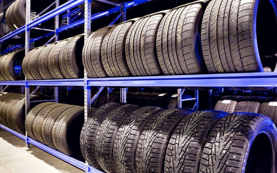 Cume conservà i pneumatici currettamente in u garage?