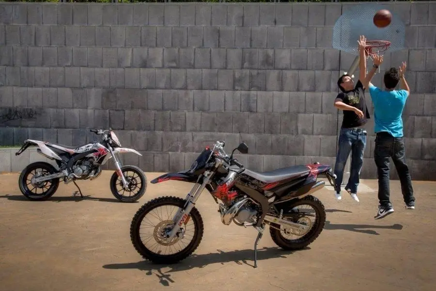 Это изображение имеет пустой атрибут alt; его имя файла - derbi-senda-drd-racing-50-r4.jpg