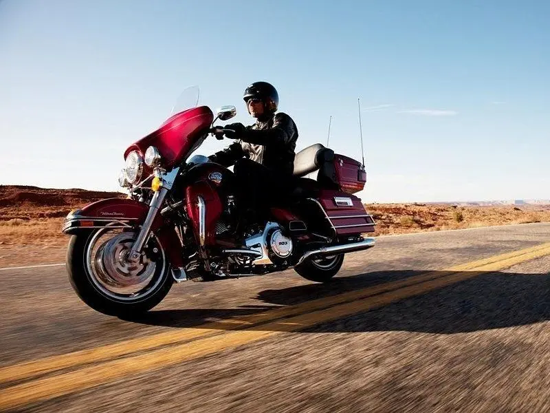 Это изображение имеет пустой атрибут alt; его имя файла - harley-davidson-touring-electra-glide-ultra-classic-flhtcu2.jpg