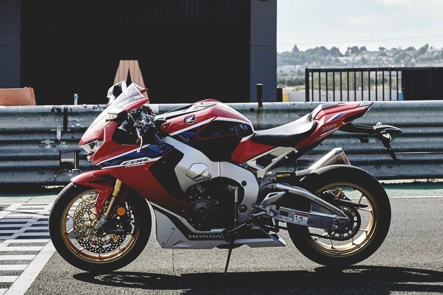 Это изображение имеет пустой атрибут alt; его имя файла - honda-cbr1000rr-fireblade1.jpg