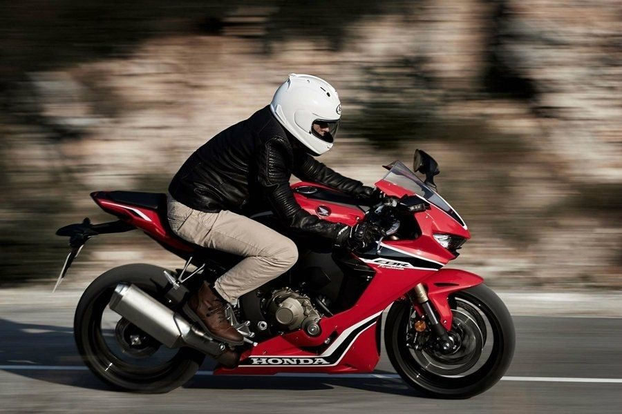 Это изображение имеет пустой атрибут alt; его имя файла - honda-cbr1000rr-fireblade3.jpg