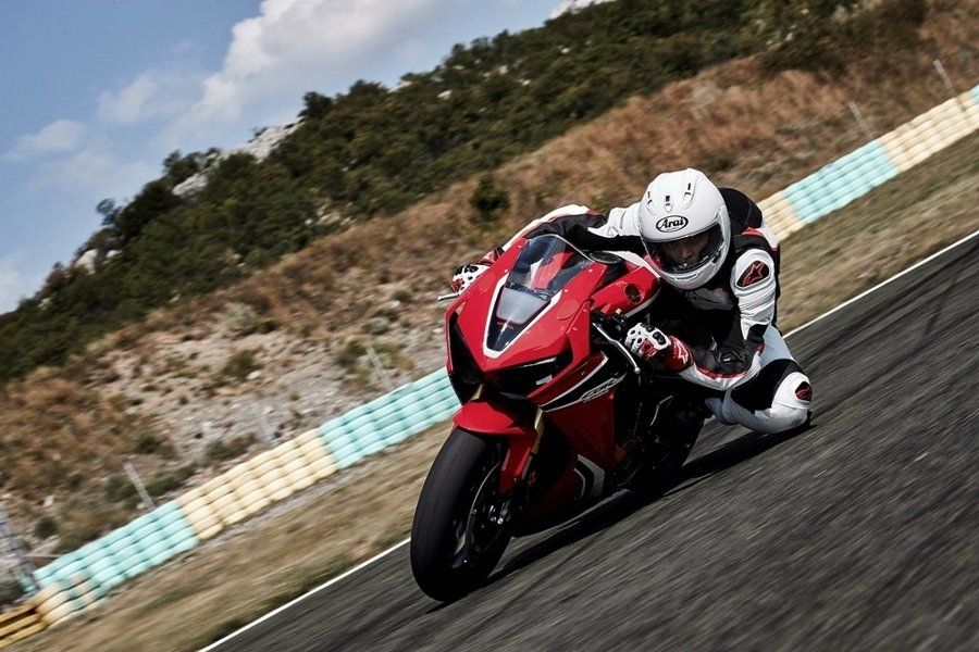 Это изображение имеет пустой атрибут alt; его имя файла - honda-cbr1000rr-fireblade4.jpg