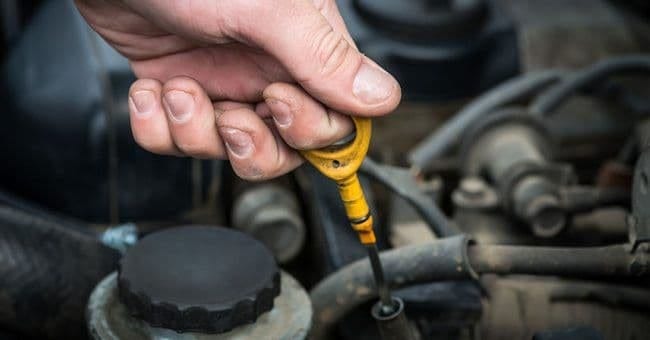 Когда нужно проверять масло в автомобиле?