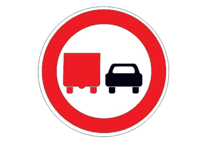 Segno 3.22. È vietato il sorpasso su un camion