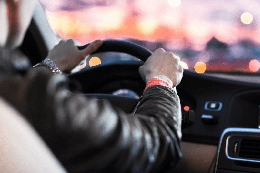 15 dalykų, kurių neturėtumėte daryti vairuodami