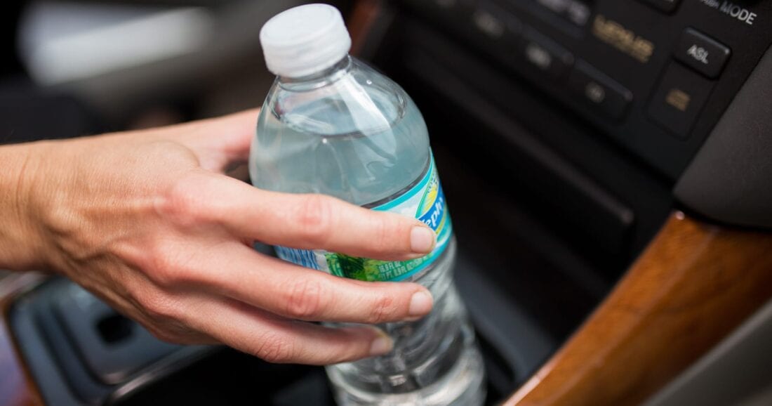 Por que não deixar uma garrafa de água no carro?