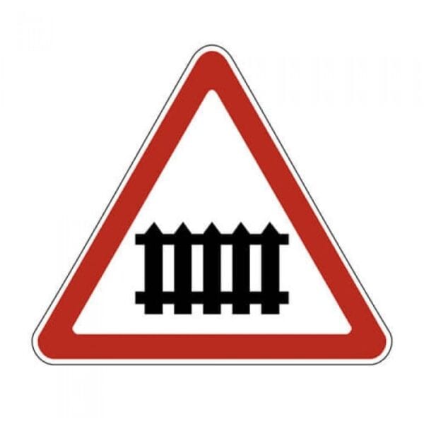 Znak 1.1. Željeznički prijelaz s pregradom