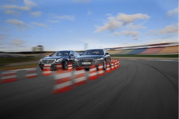 Kuyendetsa galimoto Audi A8 vs Mercedes S-Maphunziro: mwanaalirenji dizilo