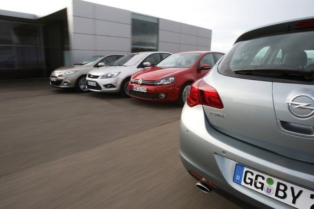 Tiomáint tástála Ford Focus, Opel Astra, Renault Megane, VW Golf: iarrthóir galánta