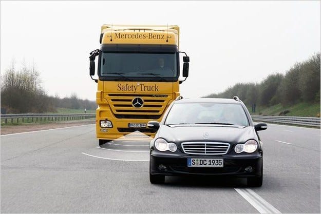 Testa brauciens Mercedes Active Brake Assist apstājas automātiski