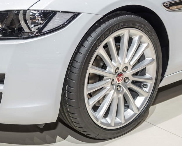 Essai routier Jaguar XE sera équipé de pneus Dunlop