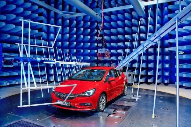Test ajotina Opel Astra di navenda lihevhatina elektromagnetîk de ye