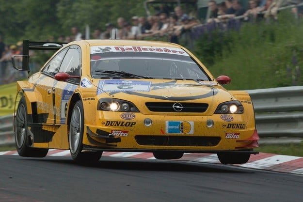 Bandomasis važiavimas „Opel“ švenčia pergalę 1996 m. su garsiuoju „Calibra V6“.