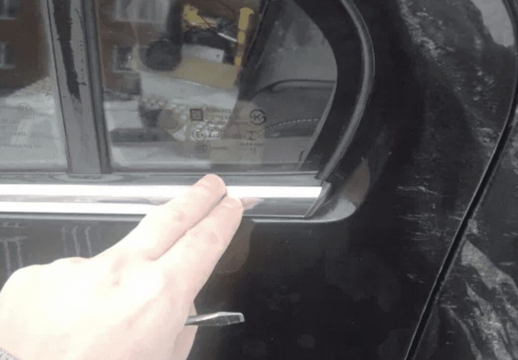 Вот как открыть автомобильную дверь без ключа