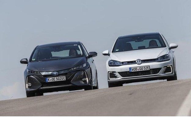 የሙከራ ድራይቭ Toyota Prius Plug-in Hybrid vs VW Golf GTE