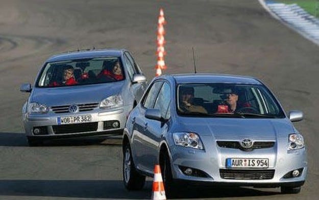 Test drive Toyota Auris vs VW Golf: laris kompak