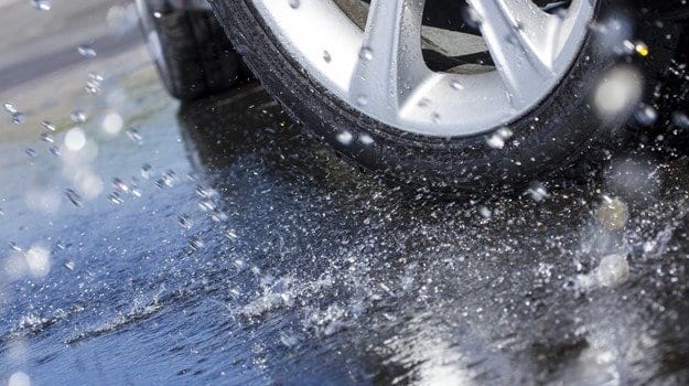 Test drive água na estrada - sinal de perigo