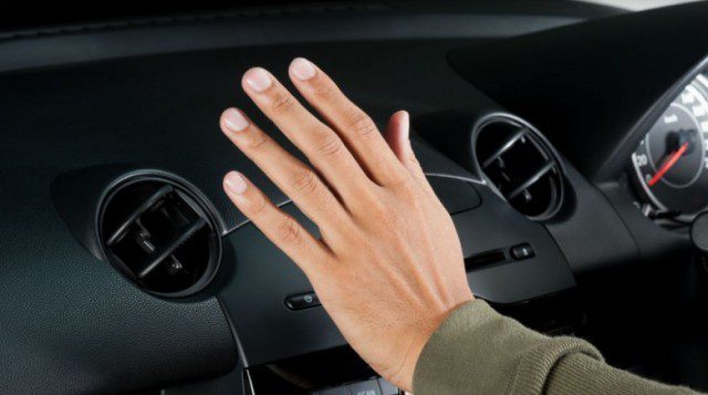 Selhání klimatizace při jízdě s otevřeným oknem?