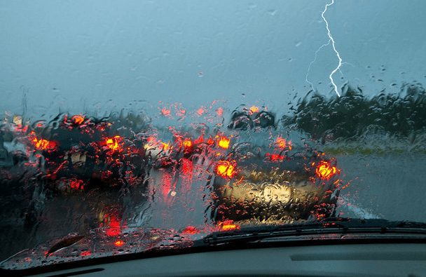 Hva skjer hvis lyn treffer en bil?