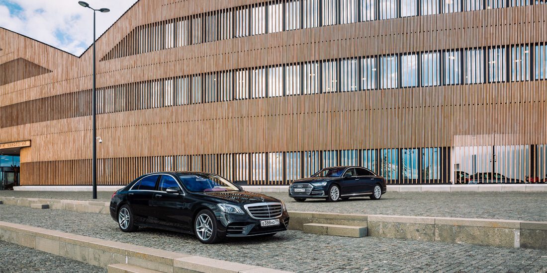 Testinis „Mercedes-Benz“ S klasės važiavimas su „Audi A8“
