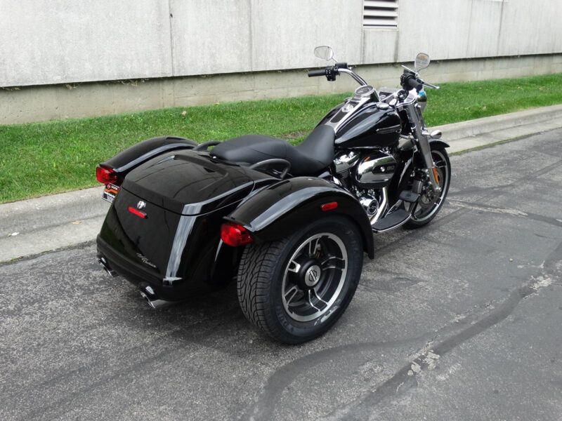 Harley-Davidson Freewheeler FLRT Freewheeler FLRT Vivid Black ဖြစ်သည်