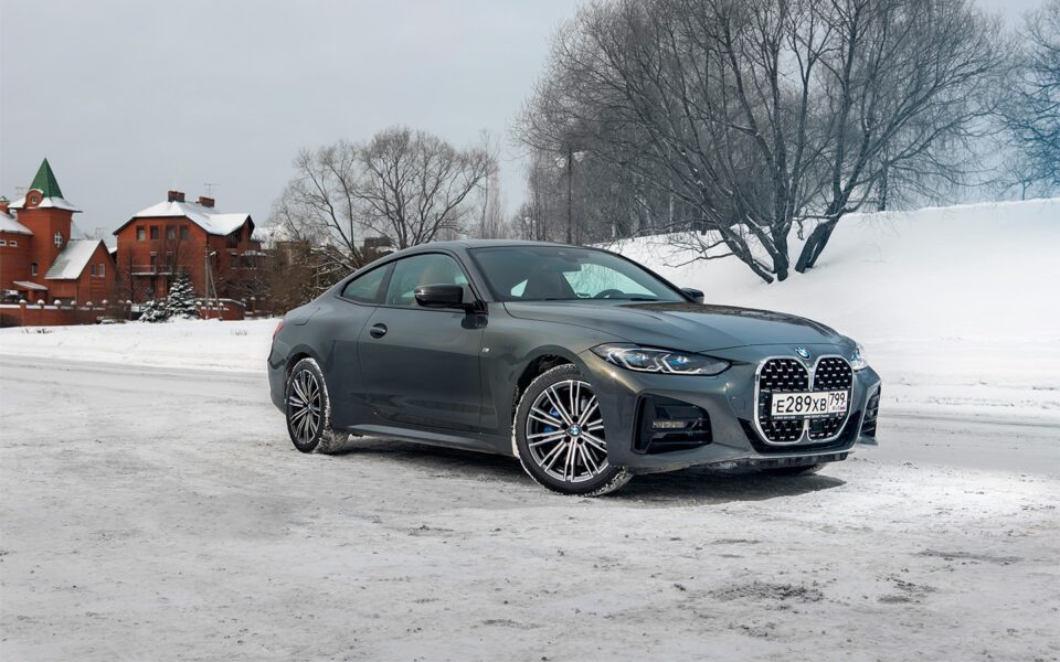 Uji coba BMW 4: tiga pendapat mengenai coupe, yang dikritik kerana lubang hidung
