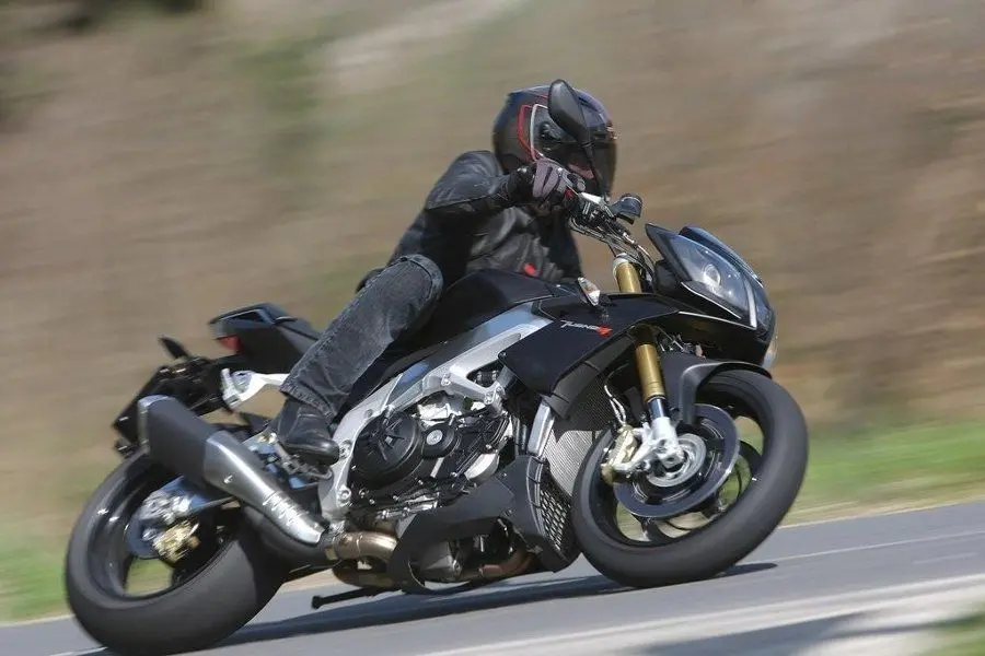 APRILIA TUONO V4 R (1)