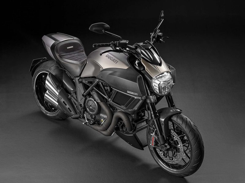 Ducati Diavel Titanium 2015 - ການສະແດງຕົວຢ່າງລົດຈັກ