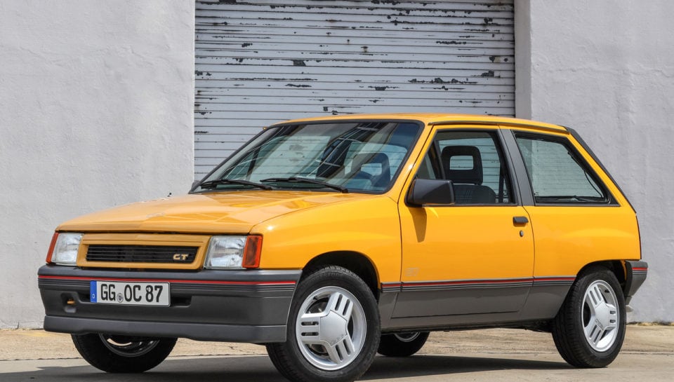 Opel ringjall një Corsa GT të vitit 1986 - Makina sportive