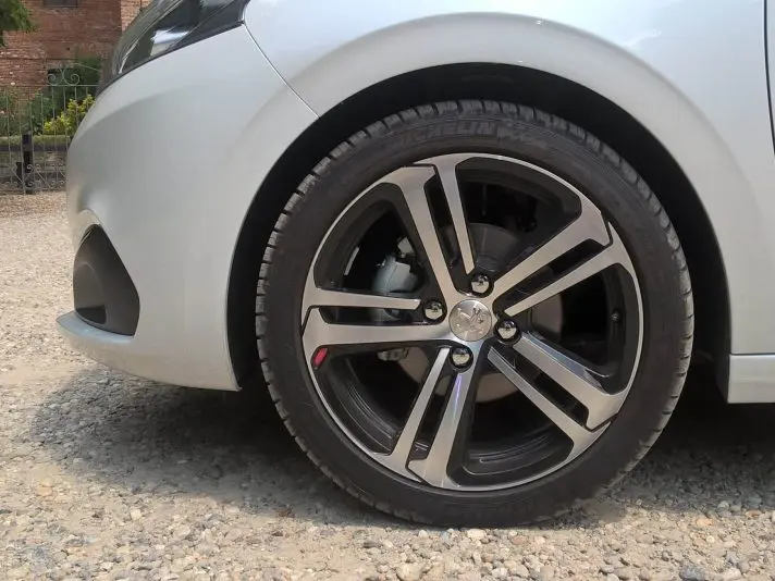 Peugeot 208 BlueHDi 120 5p., la prova della piccola francese - Prova su Strada