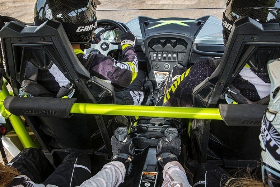 Can-Am Command
er MAX X ds5
