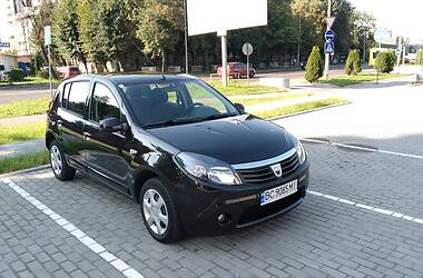 Dacia Sandero 1.6 musta viiva