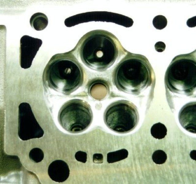 Головка блока цилиндров двигателя внутреннего сгорания 