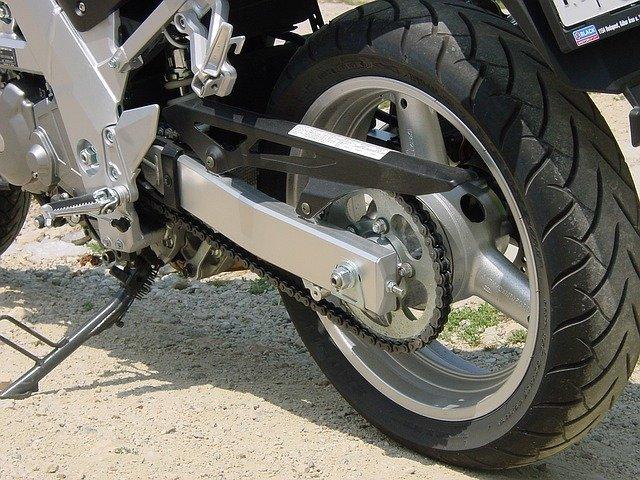 Какой смазкой для мотоциклетной цепи: сравнение
