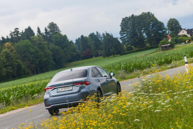 Kratki test: Toyota Corolla Sedan 1.8 Hybrid // Hibrid za ves svet