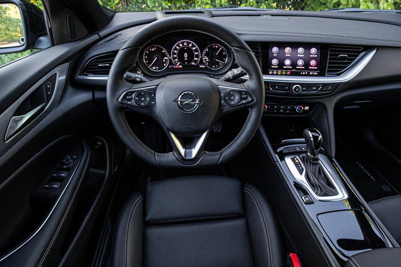 Краткий тест: Opel Insignia ST 2,0 Ultimate (2021) // Волк в костюме от Armani