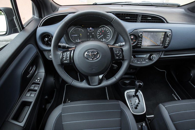 Краткий тест: Toyota Yaris 1.5 HSD E-CVT Bitone Blue