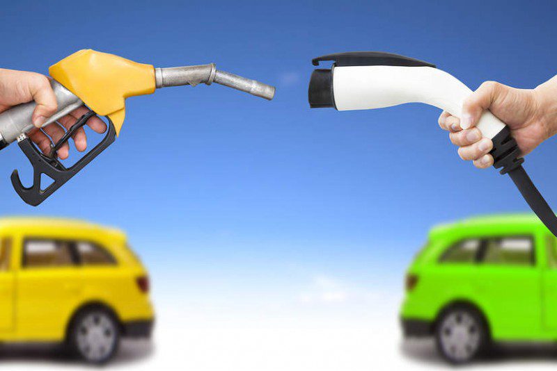 Kam investovat své úspory: elektromobil, hybrid, naftu nebo benzín? Srovnávací test.