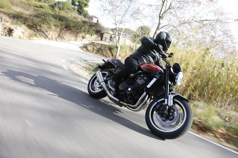 Мы ехали: Kawasaki Z900RS - дань уважения легенде времен Аббы, Ботры и Уотергейта.