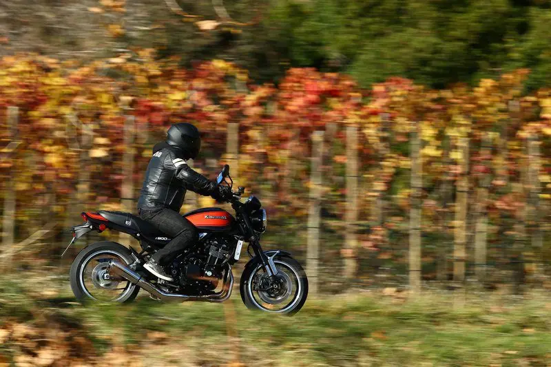 Мы ехали: Kawasaki Z900RS - дань уважения легенде времен Аббы, Ботры и Уотергейта.