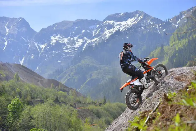 Мы ездили: KTM EXC 250 и 300 TPI с впрыском топлива, которые мы тестировали на Erzberg.